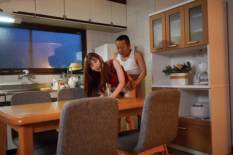 Con gái bị chồng mới của mẹ xoạc mỗi ngày, cho dù đã có người yêu